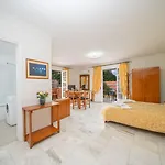 Odysseus Palace شقة فندقية 4*