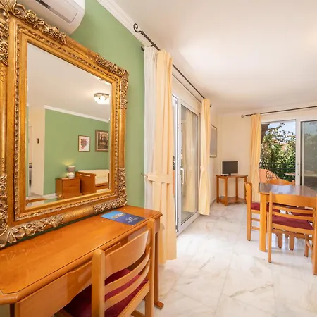 Odysseus Palace Aparthotel 4*